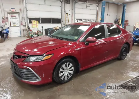 2021 Toyota Camry Le Hybrid z USA, uszkodzony, nr VIN 4T1C31AK0MU031723